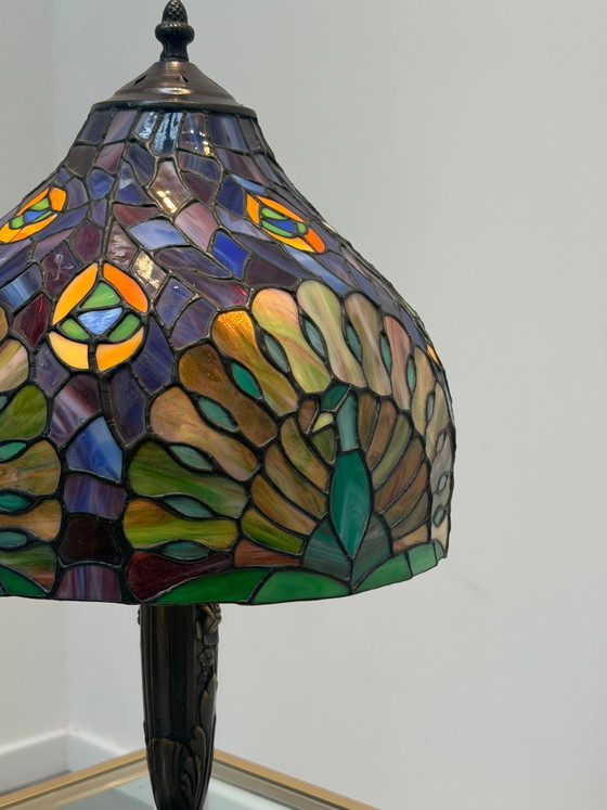 Lámpara de mesa estilo Tiffany con vidrieras y base de hierro fundido. – Lámparas de mesa, Glass (photo 5 of 5)