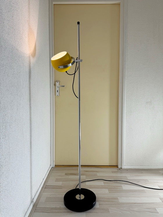 Image 1 of Lampada da terra vintage a forma di bulbo oculare giallo - Restaurata professionalmente - Stile Space Age / Retro