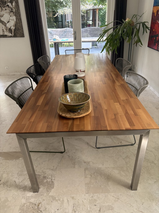 Table de salle à manger en noyer avec structure en acier inoxydable