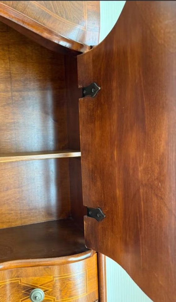 Image 1 of antieke mahoniehouten secretaire met een gebogen kroonlijst en ingelegde details