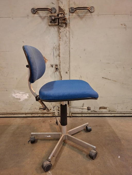 Silla de oficina de diseño Fritz Hansen Kevi 1990 Azul