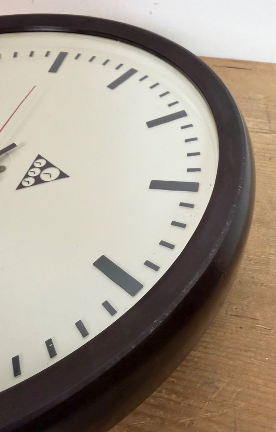 Image 1 of Industriële bakelieten wandklok van Pragotron, jaren 70.