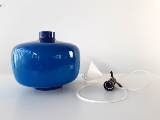 Image 1 of Zeldzame blauwe glazen vintage mcm hanglamp, blauw op wit glasZeldzame blauwe glazen vintage mcm hanglamp, blauw op wit glas