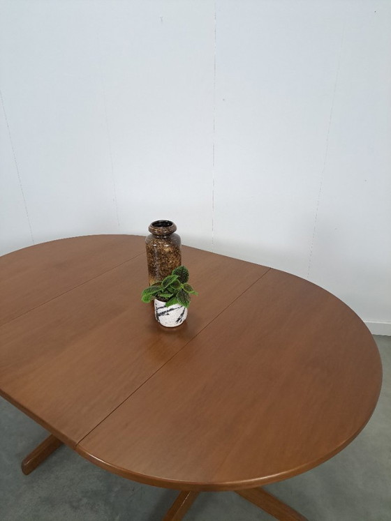 Image 1 of Round extendable dining table Thonet