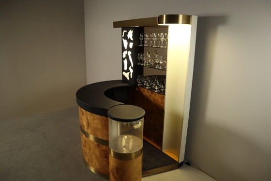 Italian burl wood cocktail bar with illuminated back and two stools, 1970s, Liquor cabinets, Brass, Black (photo 5 of 17)