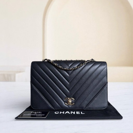 Chanel Flap Medium - Piel de becerro 27CM Chevron Negro Herrajes Dorados Serie 27
