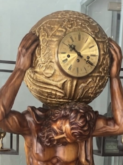 Orologio Kstillejo Atlas, pezzo originale in legno intagliato. Splendida presenza e suoneria a intervalli di (photo 2 of 8)