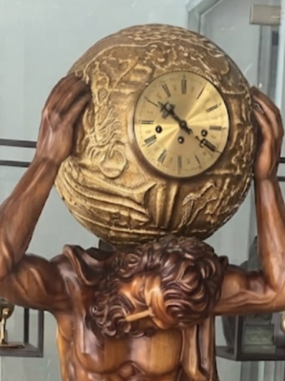 Orologio Kstillejo Atlas, pezzo originale in legno intagliato. Splendida presenza e suoneria a intervalli di (photo 2 of 8)