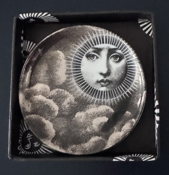 Image 1 of Fornasetti Sottobicchieri in porcellana “Tema e Variazioni” – Set da 4 (8,5 cm) – Con scatola – N. 39 / 51 / 83 / 101
