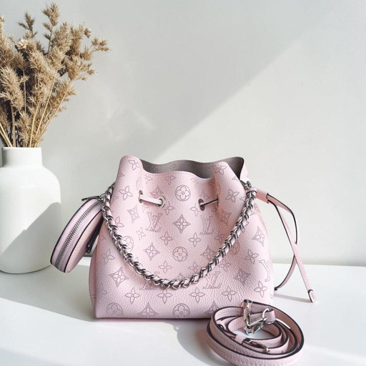 LOUIS VUITON BELLA BUCKET TAS SAKURA ROZE KALFSLEER MET GOUDEN BESLAG