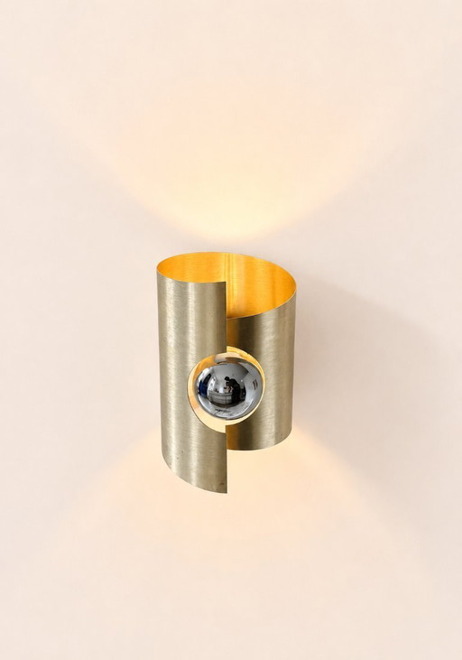 Een paar vintage wandlampen van licht verguld geborsteld metaal, Frankrijk 1970.
