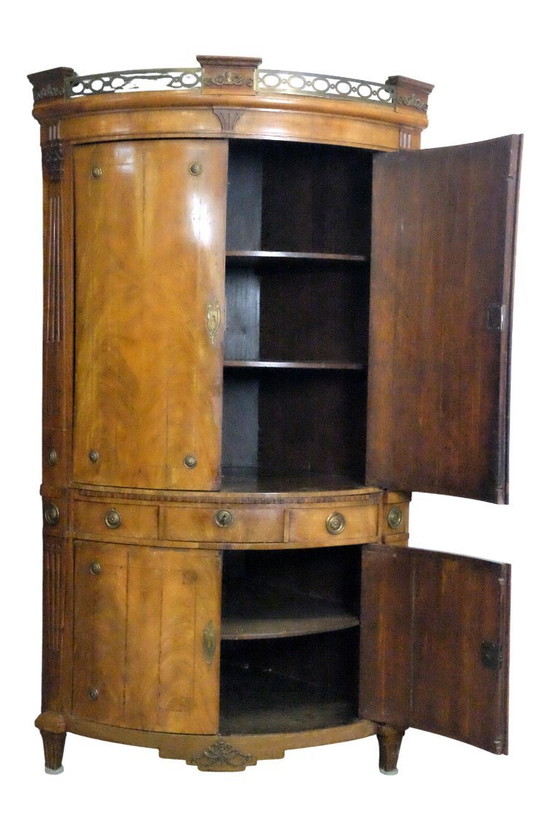 Image 1 of Prachtige 18de eeuwse hoekkast in mahoniehout 