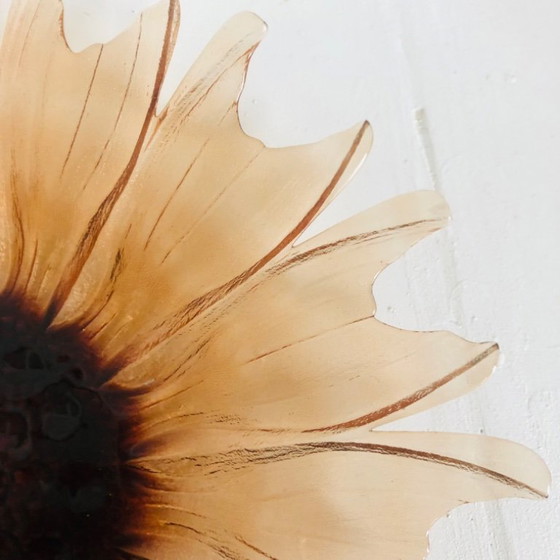Image 1 of Plato con forma de girasol en vidrio moldeado y prensado, circa 1960.