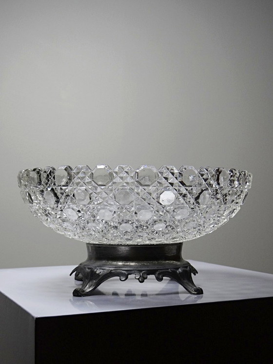 Image 1 of Bol antiguo de vidrio prensado con puntas de diamante, circa 1920-1950, sobre una base de peltre.