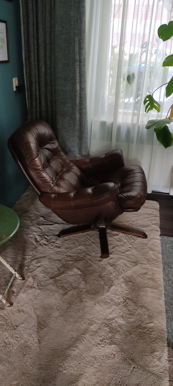 Image 1 of Fauteuil pivotant vintage scandinave en cuir