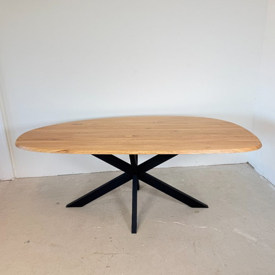 Image 1 of Organisch eiken eettafel met stalen matrixpoot, Hjort Knudsen