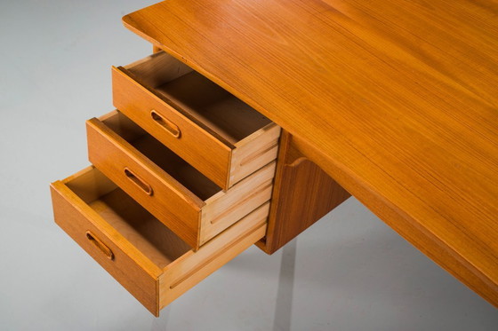 Image 1 of Mid Century Dänischer Teakholz-Schreibtisch von Svend Åge Madsen für Sigurd Hansen, 1950er Jahre