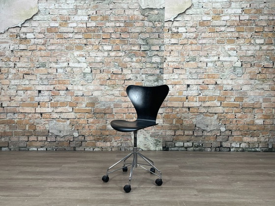 Image 1 of Fritz Hansen Butterfly black