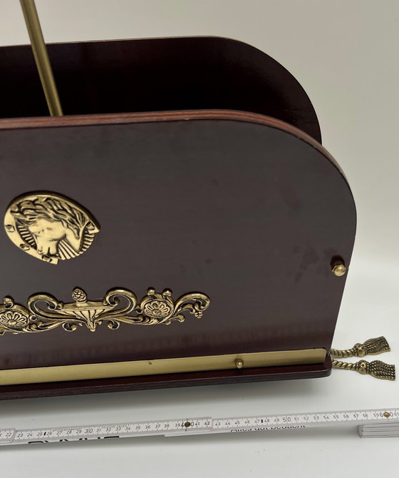 Image 1 of Portariviste decorativo in stile Impero – legno e ottone, piedini girevoli con nappe