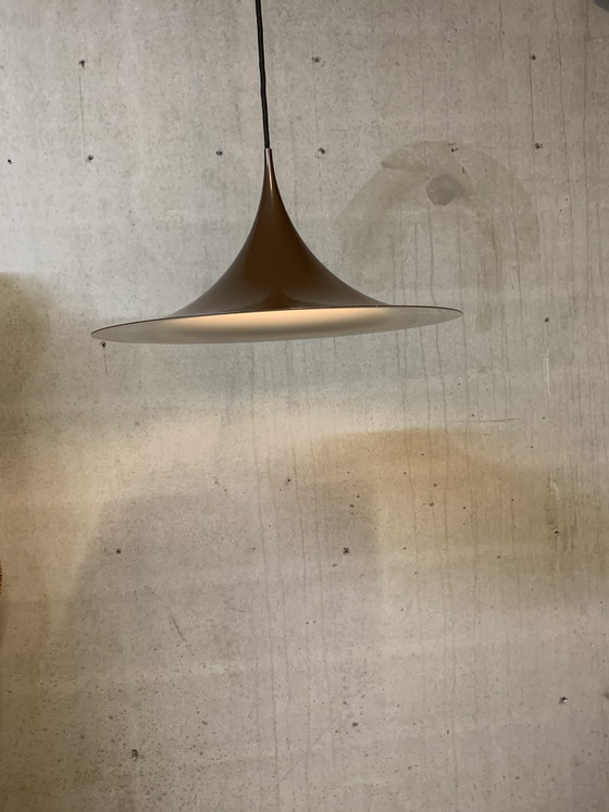 Image 1 of Lampada a sospensione Semi originale di Fog & Mørup in un marrone brillante e fresco.