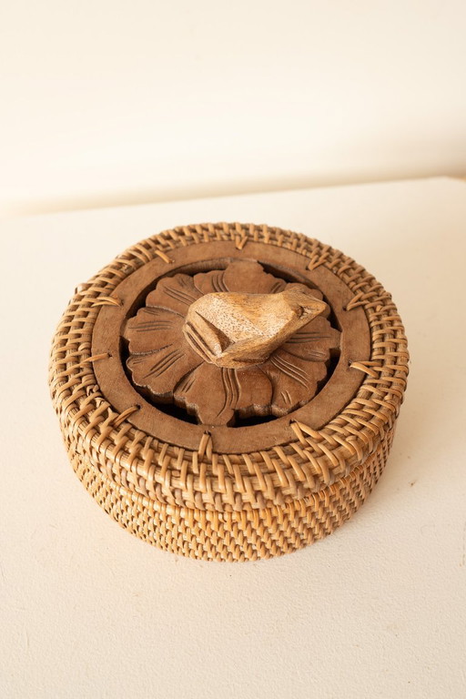 Boîte à bijoux vintage tissée à la main avec couvercle sculpté en bois