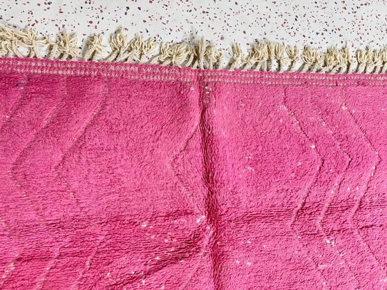 Image 1 of Handgeknüpfter rosa Beni-Ouraine-Berberteppich, Größe 1,5/2,5 m