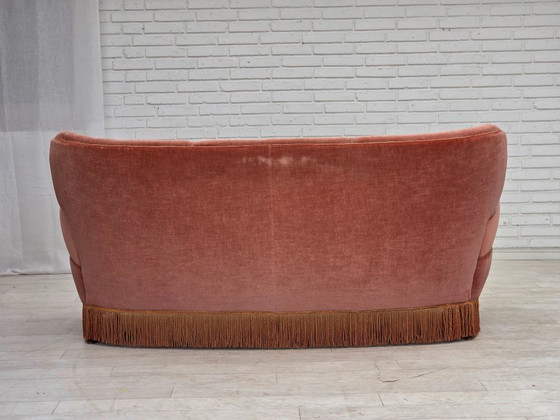 Image 1 of Deense driezitsbank uit de jaren 70, gebogen model, roze meubelvelours.