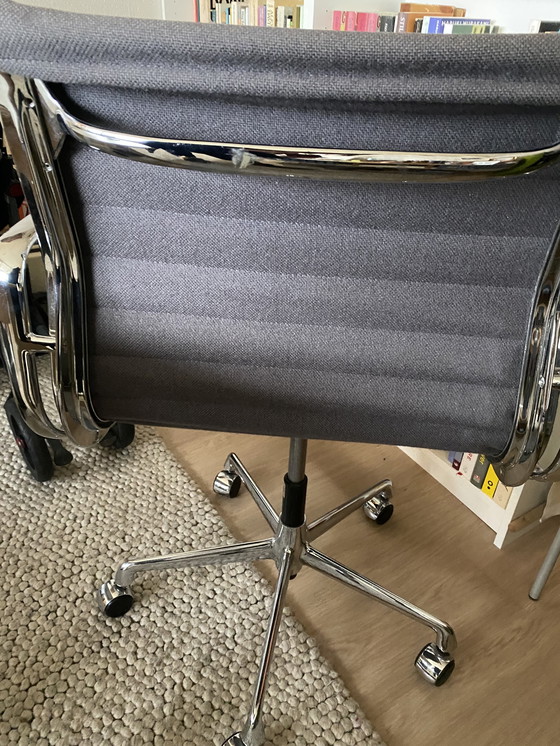 Image 1 of Eames Aluminum Group office chair – Vitra – gray upholstery