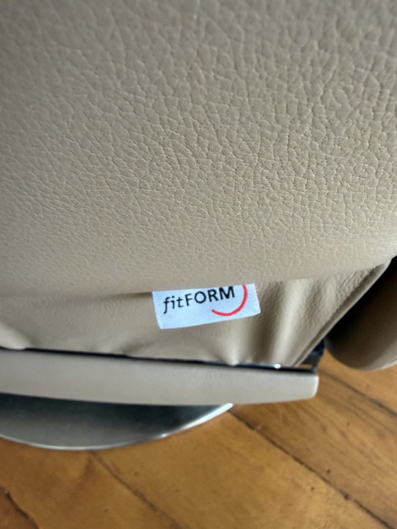 Image 1 of Zo goed als nieuwe Fitform 633 sta-op stoel (maatwerk, leer, accu, garantie)