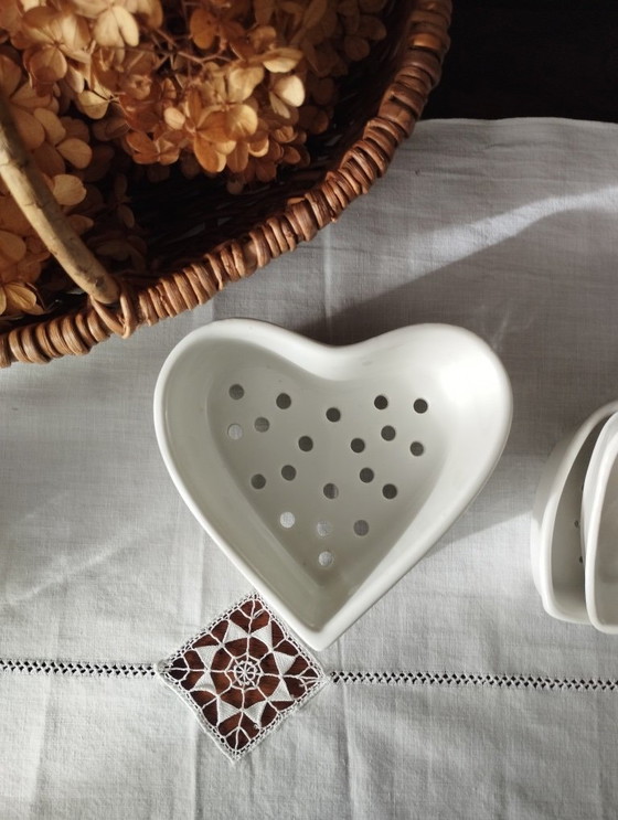 Image 1 of Set di 3 stampi per formaggio vintage a forma di cuore