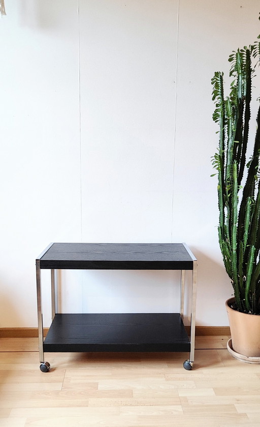 Mesa de centro cromada con ruedas