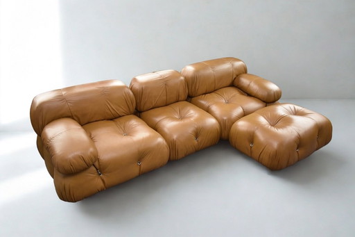 Sofá y reposapiés de diseño modular Camaleonda exclusivo de C&B Italia