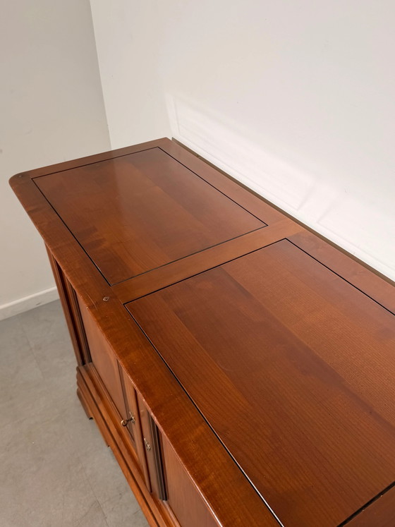 Frans kersenhouten dressoir met drie deuren (photo 6 of 6)