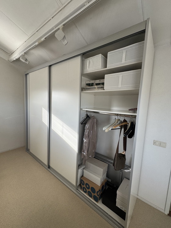 Image 1 of Armadio bianco per vestiti e contenitori con ante scorrevoli