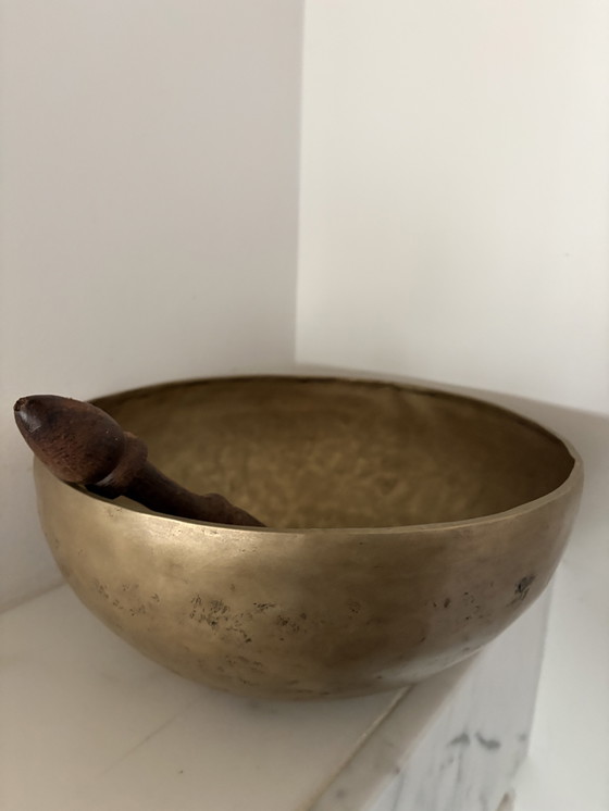 Image 1 of Antiguo cuenco cantor de Buda nepalí fabricado en bronce – principios del siglo XX.