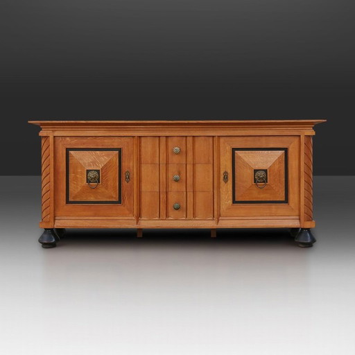Art Deco brutalistisches belgisches Sideboard aus massiver Eiche und Messingdetails