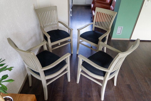 Set aus 4 luxuriösen Esszimmerstühlen – Design Schmieden – Massivholz