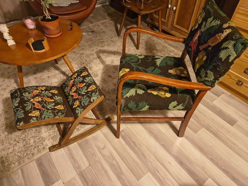 Poltrona ricamata con i tipici colori vintage