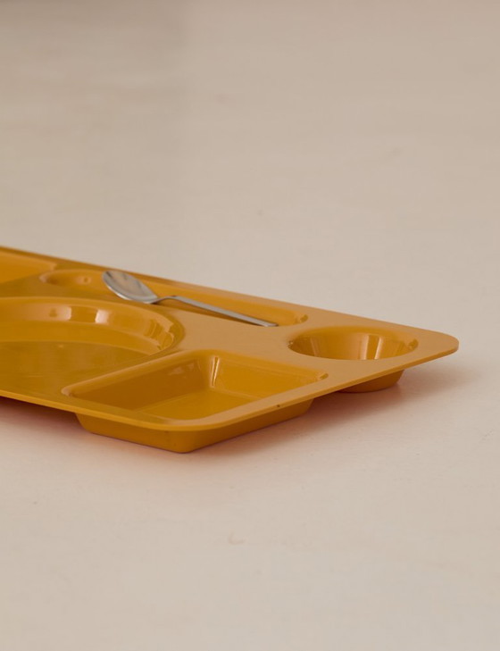 Image 1 of Set van 4 vintage gele dienbladen van Guzzini / Italië, circa 1970.