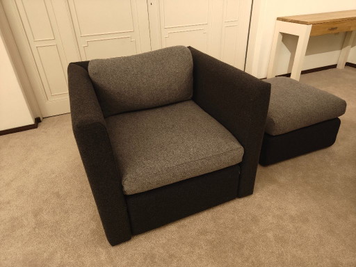 Zona de estar con sofá otomano y sillón Hay Hackey – banken, Textile (photo 2 of 7)