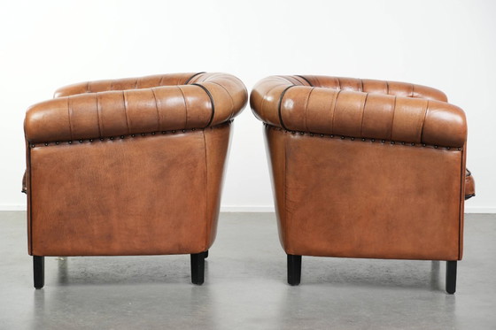 Image 1 of 2 Chesterfield-Clubsessel im englischen Stil mit Schaffellbezug in gutem Zustand