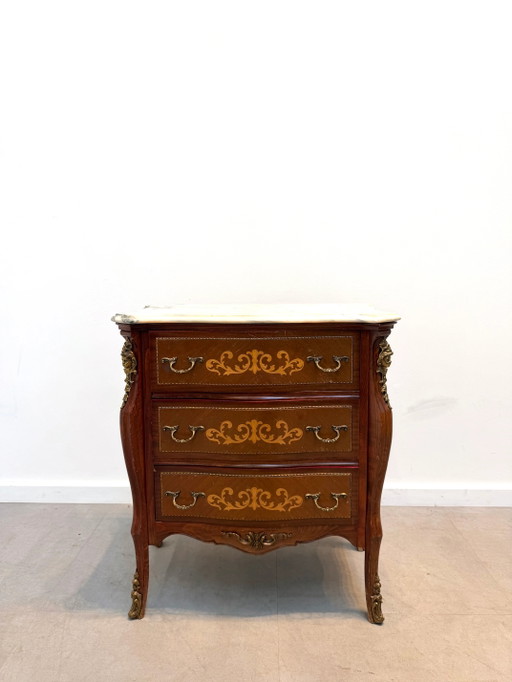 Comò francese in stile Luigi XV con intarsi e piano in marmo.