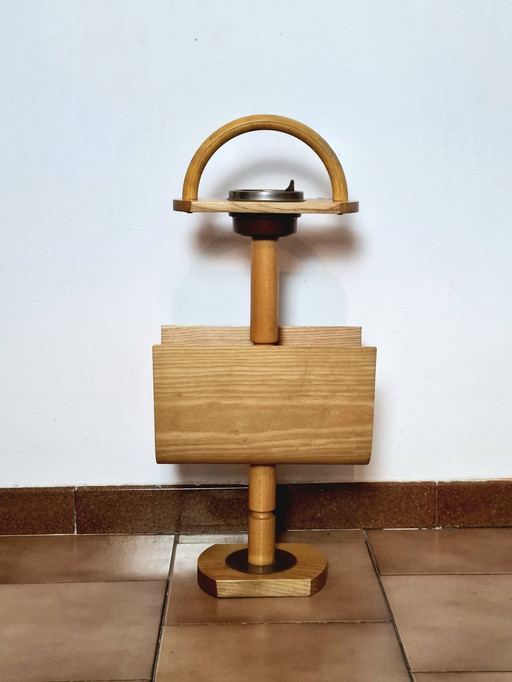 Houten asbak uit de jaren 80 met tijdschriftenrek.