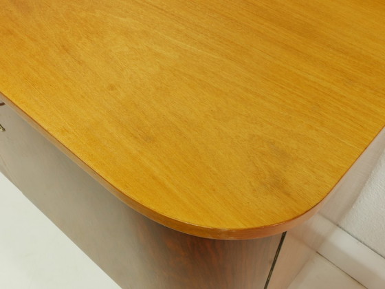 Image 1 of Credenza vintage anni '60, stile moderno di metà secolo, impiallacciatura di noce, cassettiera con chiave, Germania.