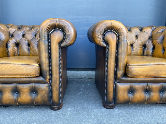 Image 1 of Magnifique ensemble de canapés Chesterfield vintage 3+1+1 places, brun doré