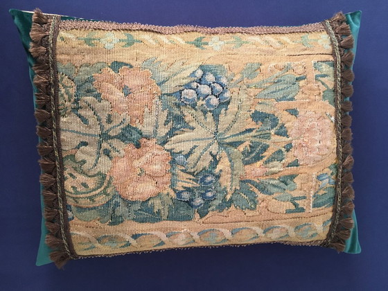 Image 1 of Cuscino in tessuto del XVI secolo con decorazioni floreali e di frutta.