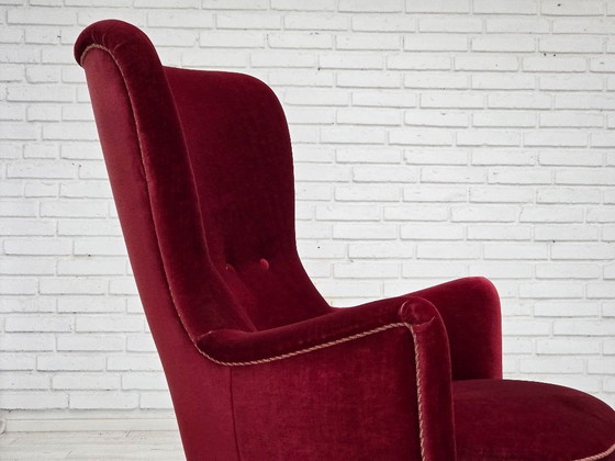 Image 1 of Fauteuil danois des années 1970, revêtement en velours rouge cerise, pieds en frêne.