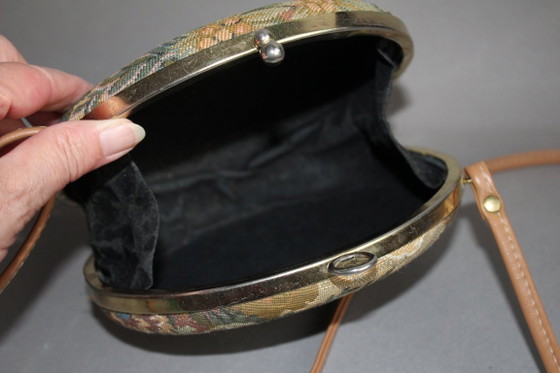 Image 1 of Ronde vintage handtas met petit point-borduurwerk