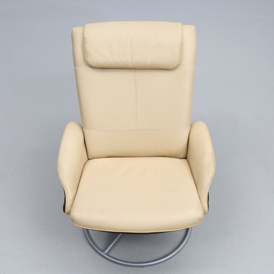 Image 1 of Ekornes Stressless beige lederen relaxfauteuil uit Noorwegen met stalen frame, daterend uit 1990-2000.