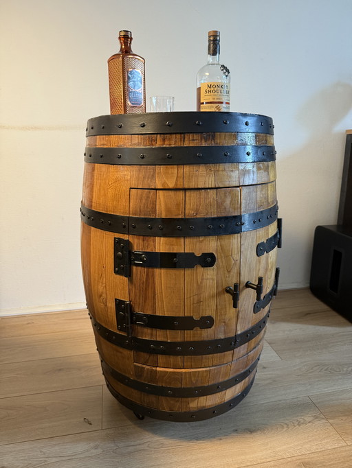 Exclusivo Armario para Bebidas de Barril de Whisky - Hecho a Mano con Madera Vieja y Tapa de Epoxi
